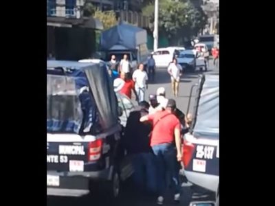 Balacera entre taxistas y policías de Ecatepec deja un muerto y cuatro heridos