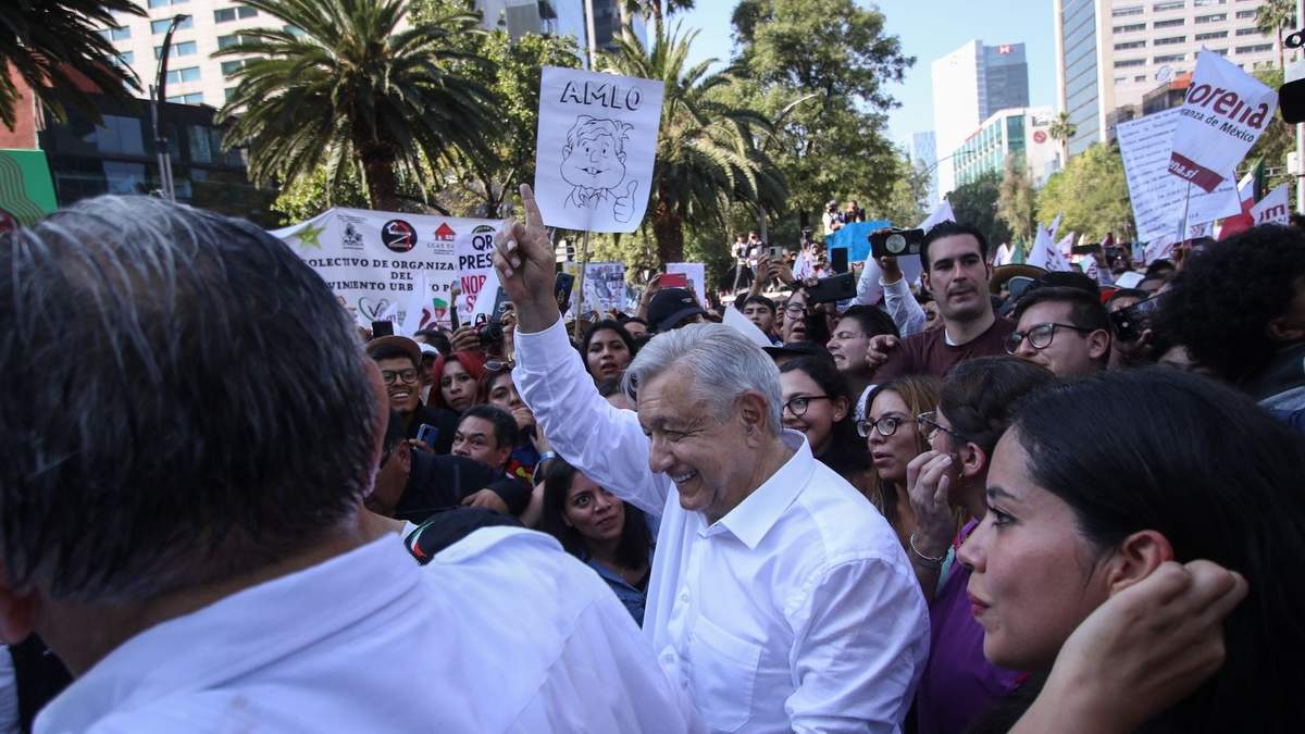 AMLO avanza a paso lento en su marcha