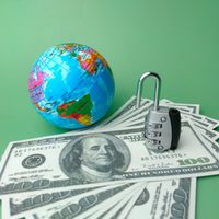 Dólar a 301 pesos y la advertencia de Bloomberg ante un posible “golpe” a la economía