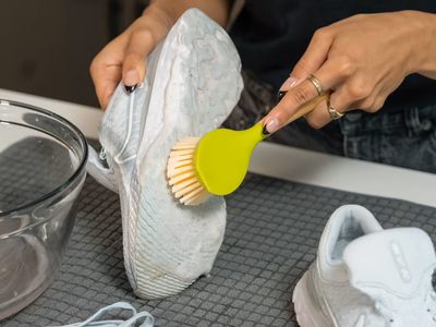 El truco mágico de las abuelas para dejar tus zapatillas blancas como nuevas en menos de 5 minutos