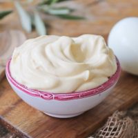 Mayonesa casera con huevos duros y limón: una delicia para tus tostados y baja en calorías