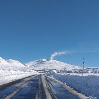Rescataron un micro con 13 turistas varados en la nieve en Caviahue