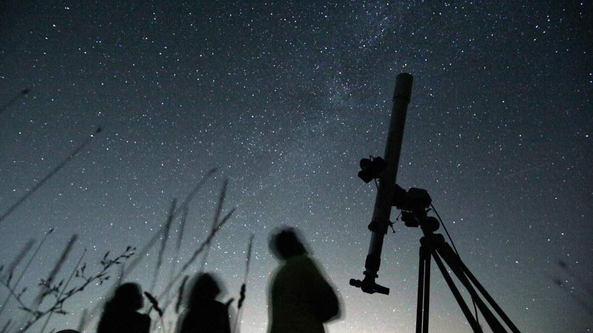 Unas personas observan el cielo en un observatorio cerca de la capital búlgara de Sofía