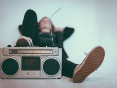 Ni redes móviles ni internet: la radio FM conecta a los ciudadanos en medio del apagón