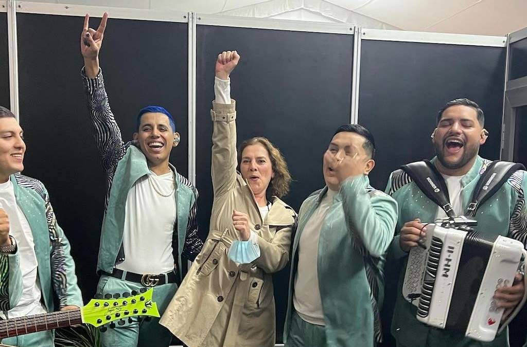 La escritora e investigadora en el backstage con el grupo musical