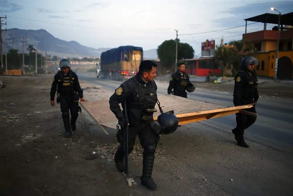 La policía despeja la autopista Panamericana Norte en medio de las crecientes protestas contra la detención del destituido presidente Pedro Castillo en Viru, Perú, el 15 de diciembre de 2022