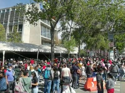 Ante largas filas, garantizan dosis de vacunas en la Biblioteca Vasconcelos