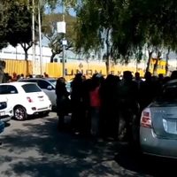 Padres bloquean Insurgentes para exigir fin de paro en la Prepa 9