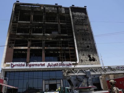 Autoridades intentan identificar 18 cadáveres en el mortal incendio de un centro comercial en Irak