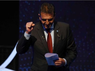 Movimientos sociales se movilizan al Congreso en apoyo a la Ley IVA que busca impulsar Sergio Massa