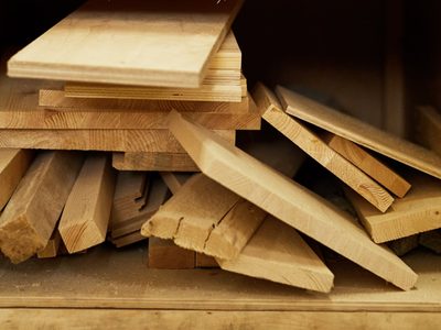 No gastes de más: mirá cómo podés reemplazar las viejas cortinas de tu bajo mesada con solo unos retazos de madera