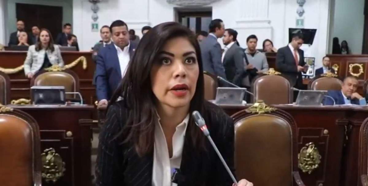 La diputada panista en el momento de pedir un minuto de silencio