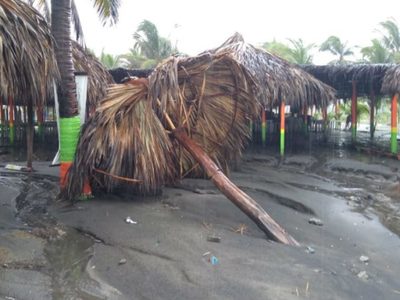 Lluvias torrenciales por 'Bud” arrasan con palapas en playas de Michoacán