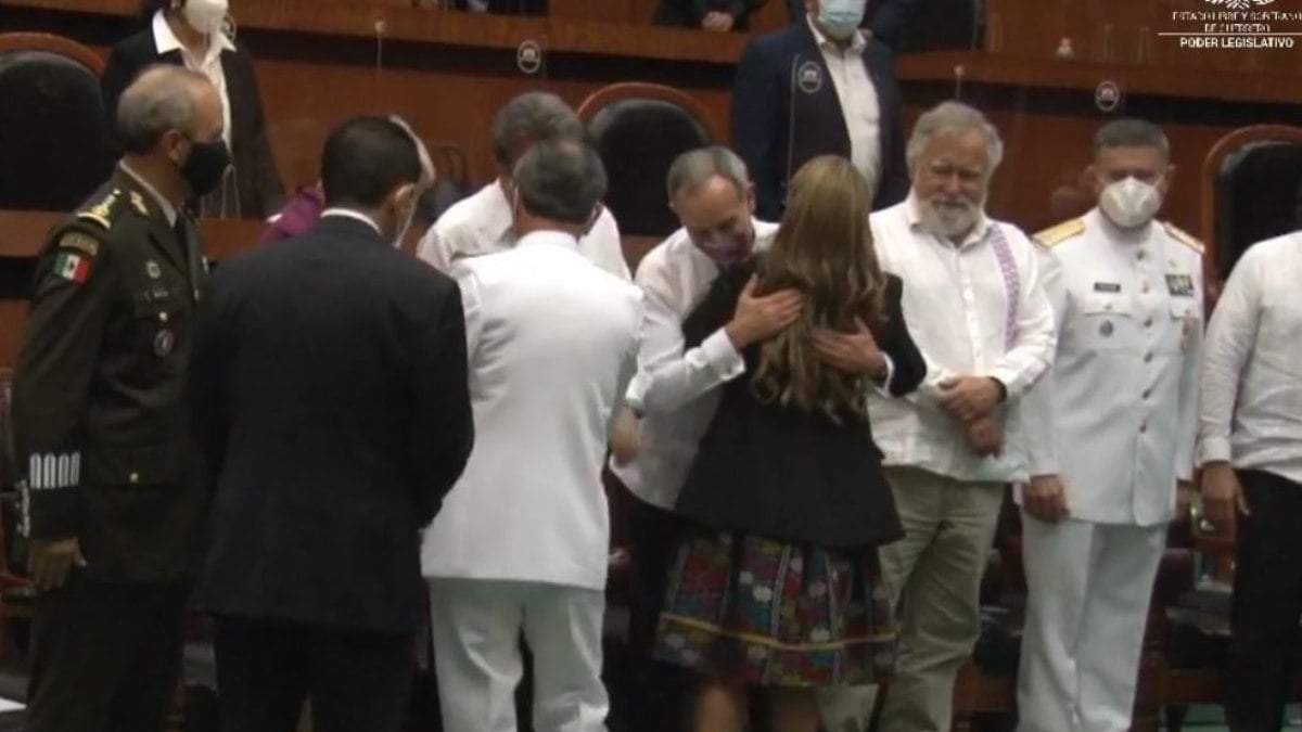 López-Gatell abraza a la nueva gobernadora Evelyn Salgado