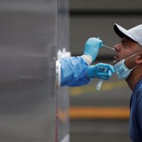 EE. UU. alivia las restricciones por el coronavirus a medida que bajan los contagios