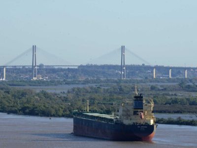 Conflicto entre agroindustriales y marítimos por la carga de granos en los puertos del país