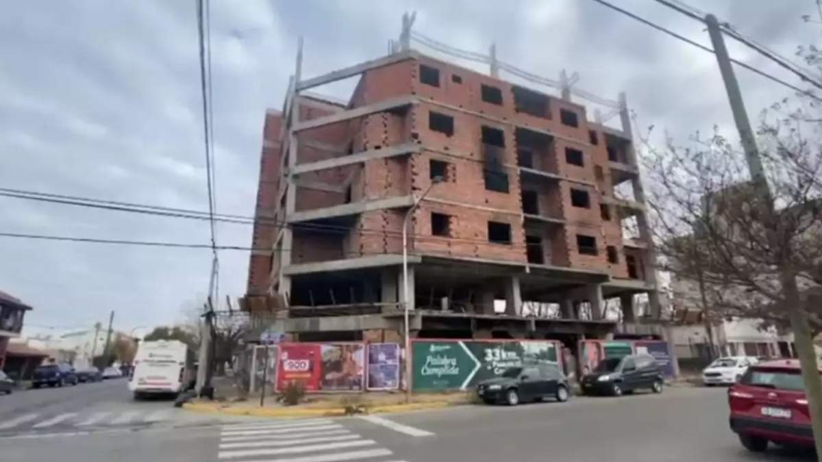 El edificio tomado se encuentra en la esquina de Santa María y Juan B. Justo de la ciudad de Neuquén. Fuente: (Mejor Informado)