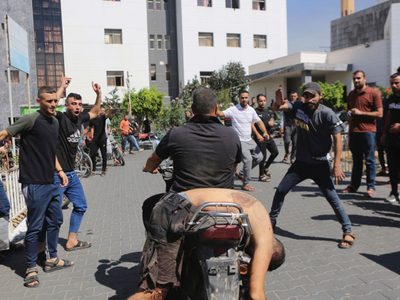 Combatientes de Hamas atacan pueblos israelíes por sorpresa; Israel responde con ataques en Gaza