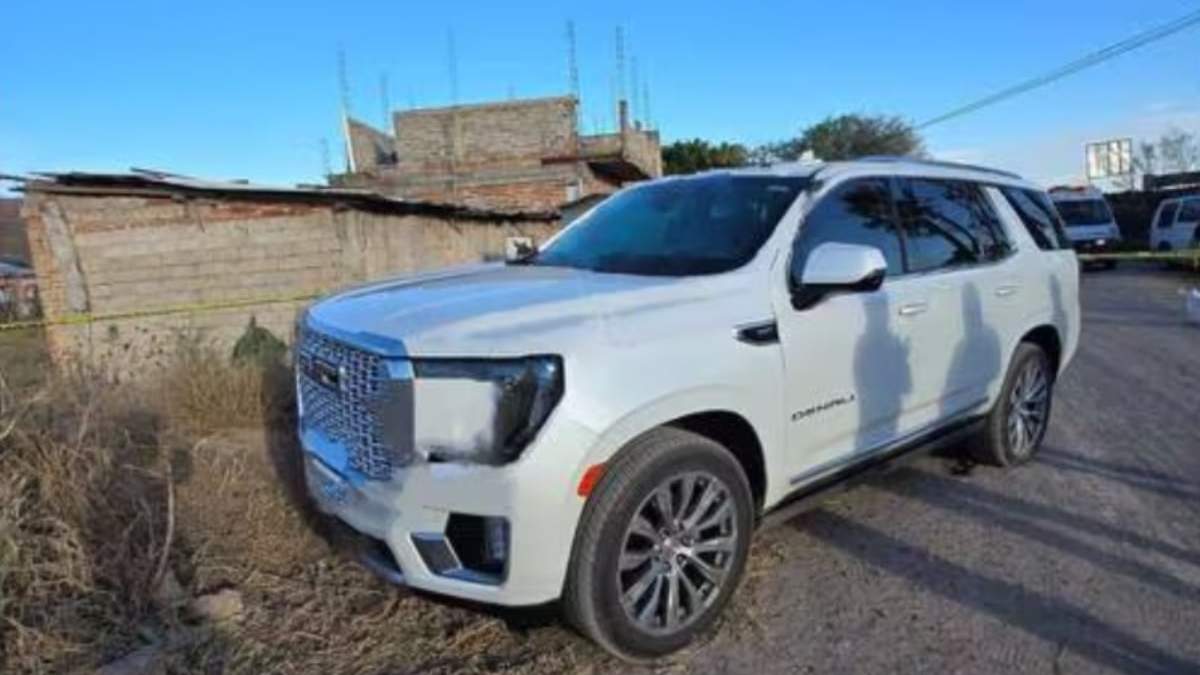 La camioneta en la que estaban los cuerpos