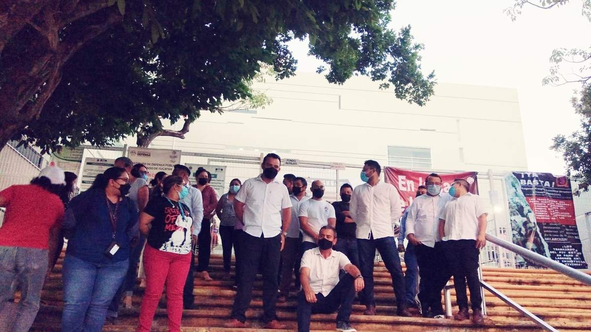 Trabajadores de los juzgados familiares y mercantiles de Mérida durante el paro de labores
