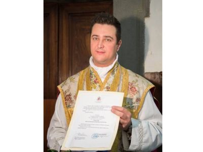 Acusan a sacerdote de gastar dinero de la Iglesia en drogas y fiestas sexuales