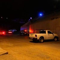 Hallan un hombre colgado y con narcomensaje en un puente, en Zacatecas