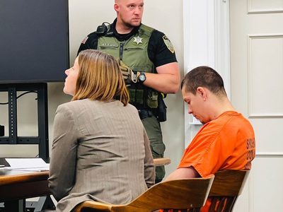 Un hombre mata a sus vecinos molesto por una supuesta exposición indecente