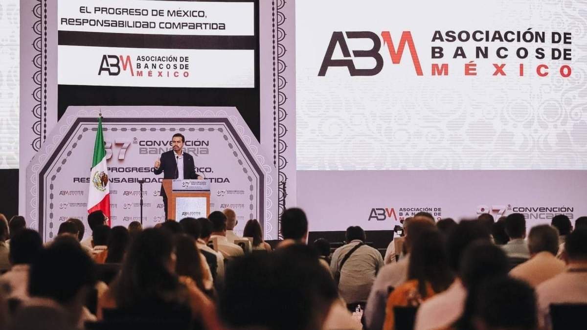 Jorge Álvarez Máynez en la Convención Bancaria