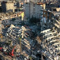 Nuevo sismo de magnitud 5.6 derriba construcciones en Turquía