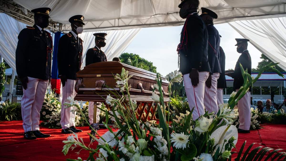 El funeral fue interrumpido por protestas. Fuente: (Twitter)