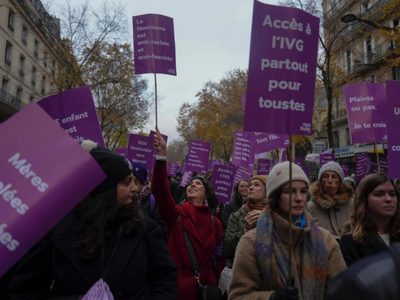 Miles protestan en Francia contra la violencia contra las mujeres