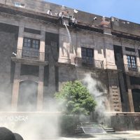 Feministas protestan en Congreso de Edomex, exigen despenalizar el aborto; las rocían con agua y gas