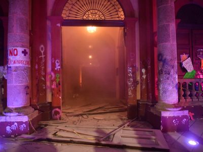 En la #Marcha8M, derriban puertas del Palacio de Gobierno de Colima (Video)
