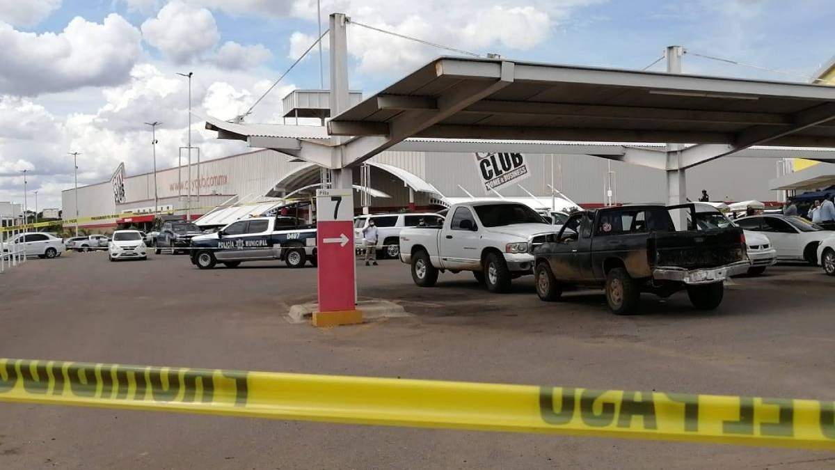 El estacionamiento de la plaza comercial en la que ocurrió el ataque