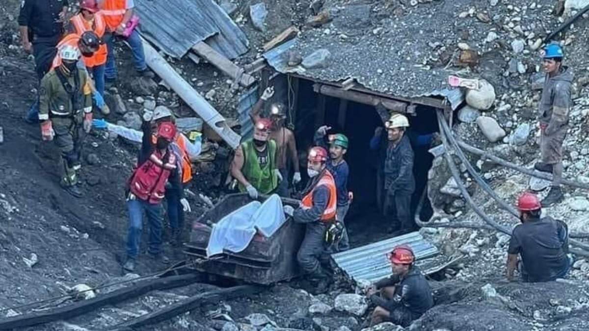 El momento en que rescatan el cuerpo de uno de los mineros