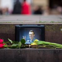 El Kremlin defiende investigación por muerte de Navalny; se niega a entregar el cuerpo