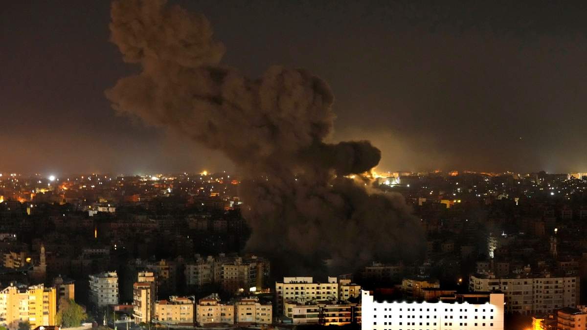 El humo surge de un edificio bombardeado por Israel en Beirut, Líbano