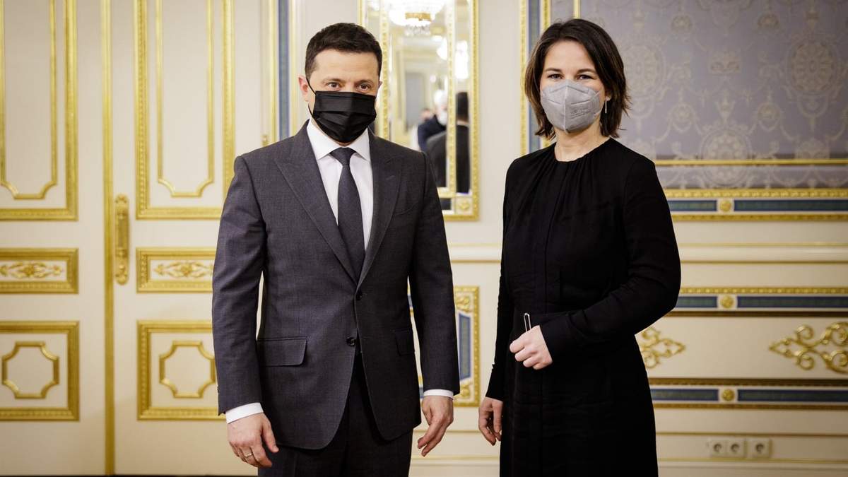 La ministra alemana de Asuntos Exteriores, Annalena Baerbock, y el presiente de Ucracia, Volodímir Zelenski