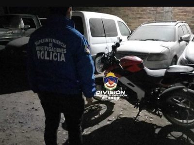 La Policía detuvo a tres sujetos en el barrio Toma 7 de mayo y recuperó una moto robada