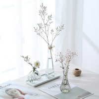 Si tenés 4 frascos de vidrio vacíos e iguales, no los tires: mirá esta decoración linda y fácil para tu hogar