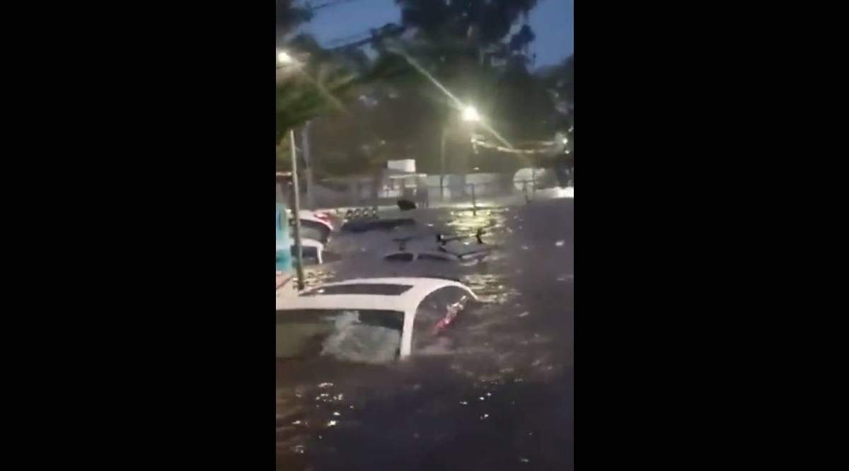 Vehículos varados baho el agua por las fuertes lluvias registradas en Guadalajara, Jalisco