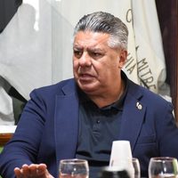 Temporal en Bahía Blanca: Claudio Tapia visitó la ciudad y entregó el dinero prometido por AFA