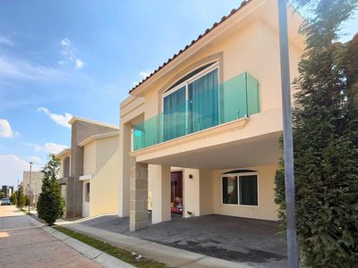 Aseguran inmueble, 5.6 mdp en efectivo y colección de tenis Gucci y Louis Vuitton a exalcaldes