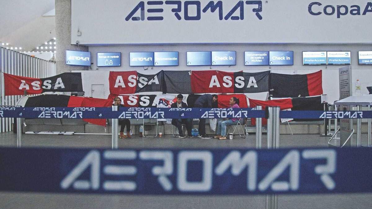 Las banderas rojinegras en el AICM