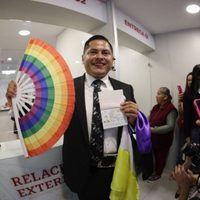 El gobierno mexicano entregó el primer pasaporte no binario al “magistrade” Jesús Ociel Baena