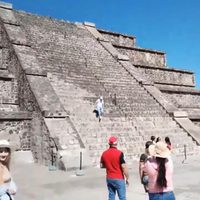 Turista causa molestia al subir la pirámide de la Luna en Teotihuacán (Video)