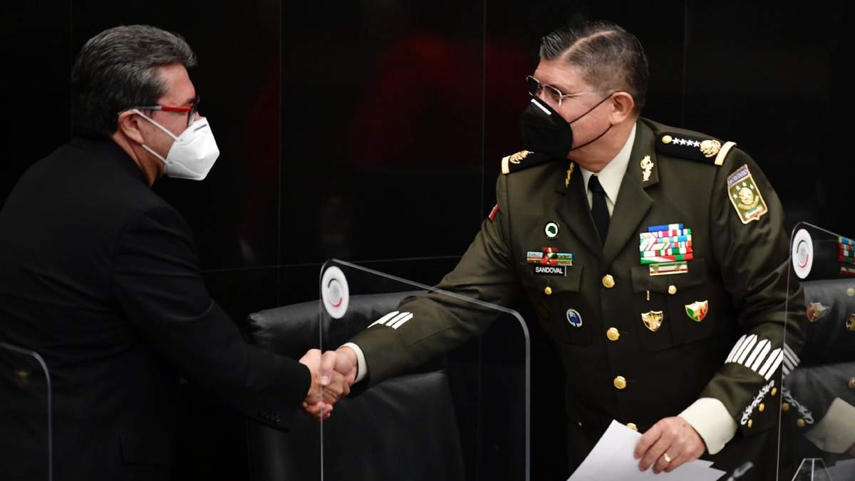 General Luis Cresencio Sandoval junto con Ricardo Monreal, en el Senado de la República