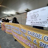 Familiares de pacientes con cáncer protestan en la Terminal 1 del AICM