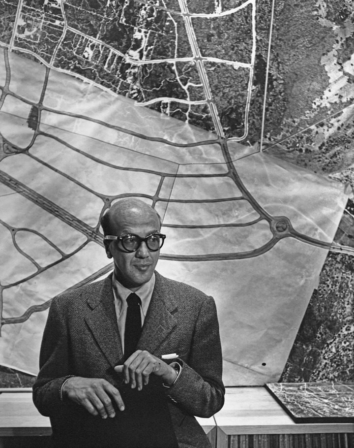 Luis Barragán con maqueta del pedregal en el fondo. Foto Especial