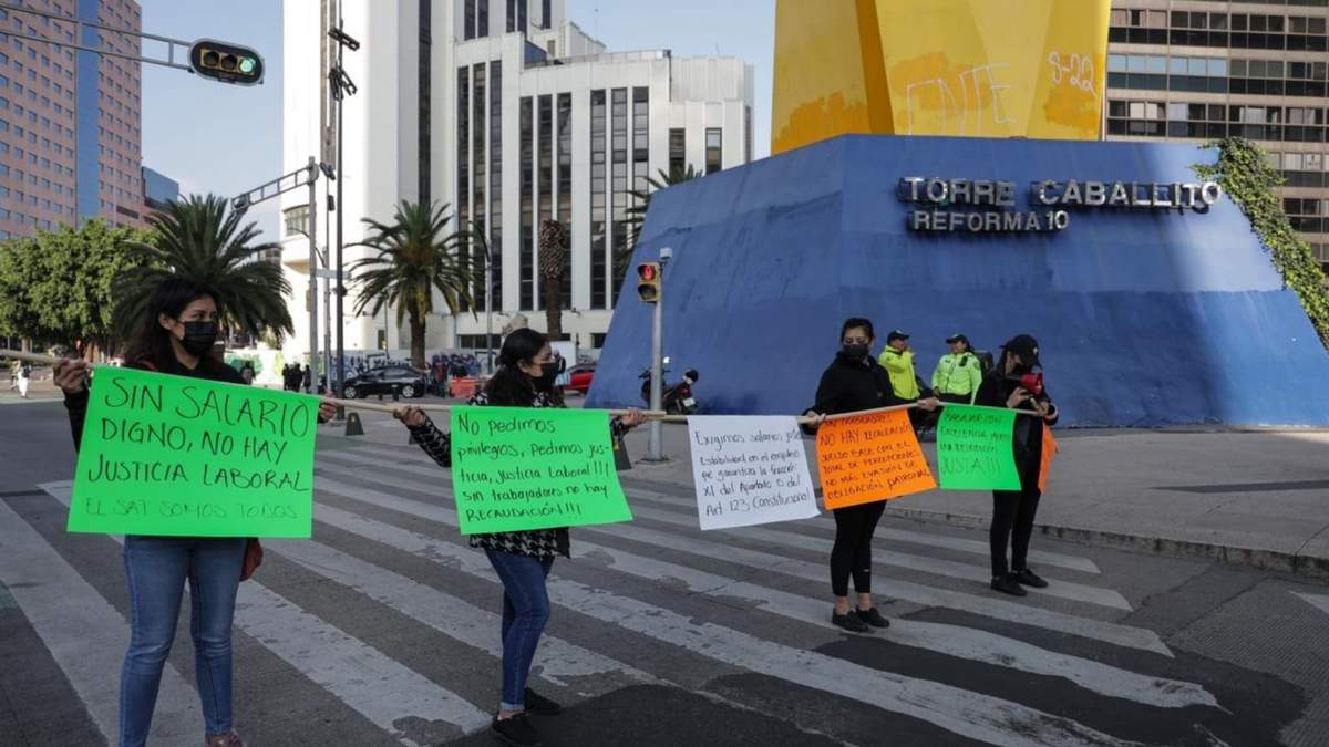 Protesta frente a oficinas del SAT en Reforma y Juárez